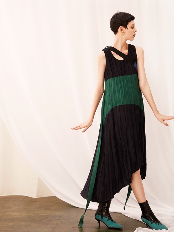 经典的红与绿的碰撞 在较简单的设计中感受时尚的魅力！