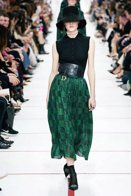 色彩趋势 忘掉牛油果绿！2019下半年这几个颜色较火！(图26)